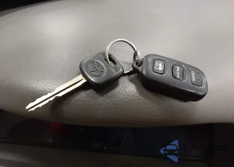 2005 Toyota Camry Le z USA, uszkodzony, nr VIN 4T1BE32K65U944553